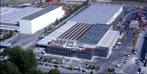 Панорамний вид на промисловий комплекс ITR з великими складськими будівлями та виробничими цехами.