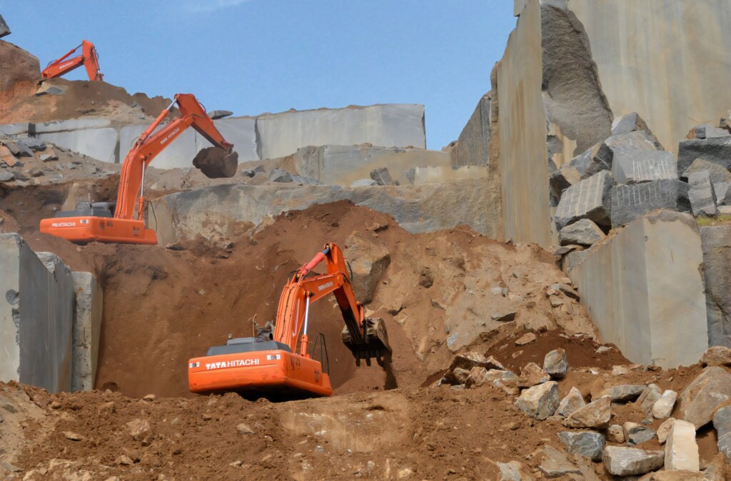 Екскаватори працюють у кар'єрі.