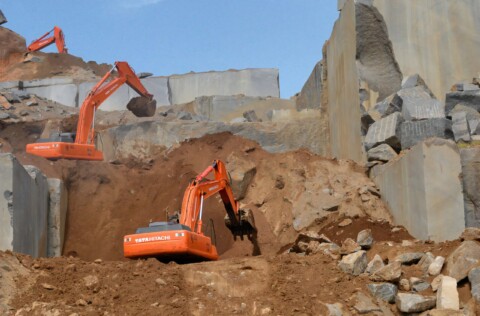 Екскаватори працюють у кар'єрі.