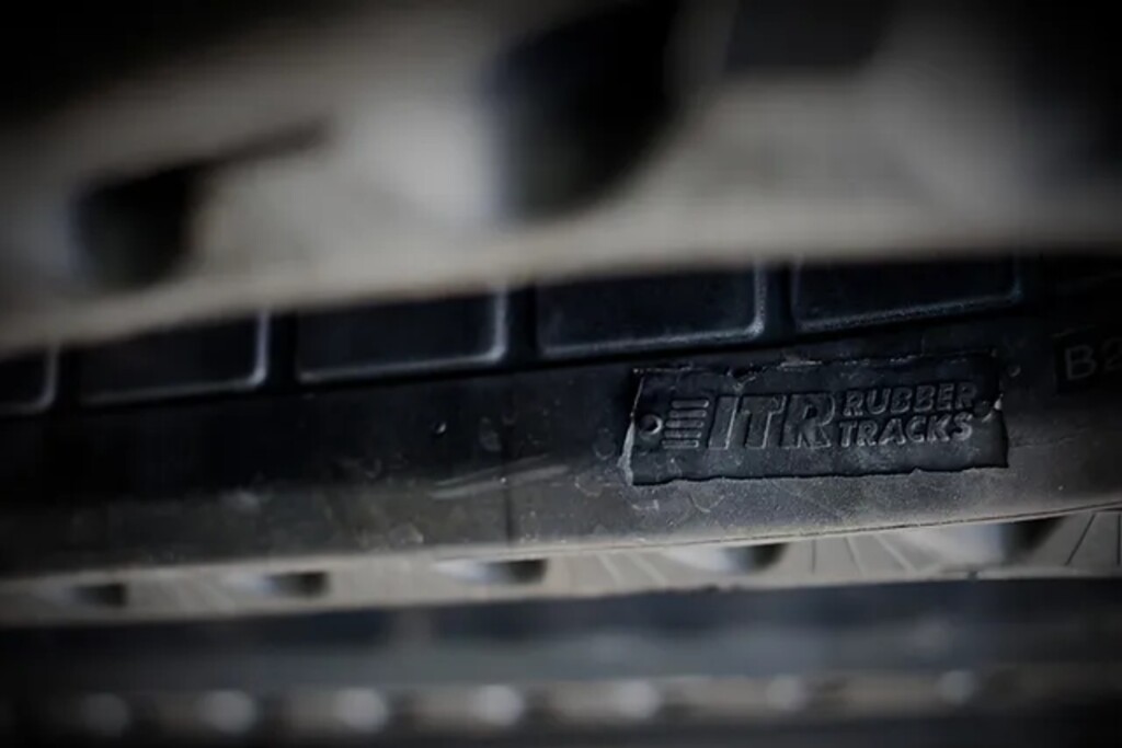 На фото крупним планом зображена гумова гусениця з написом «ITR Rubber Tracks».