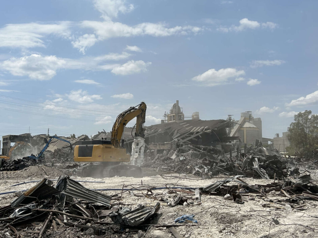 Екскаватор, що працює на місці знесення будівлі.