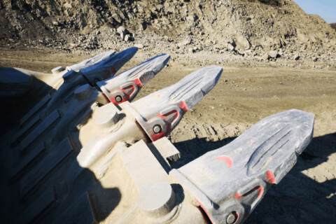 Збільшене зображення адаптерів для зубів ковша екскаватора.