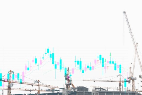 Зображення будівельних кранів на будівельному майданчику з накладеними біржовими графіками в синьому та фіолетовому кольорах.