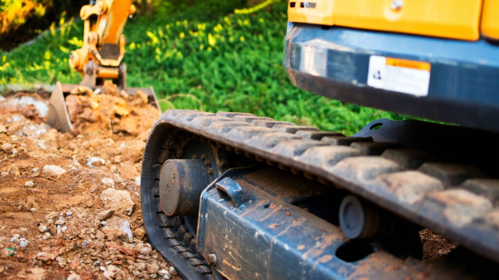 Збільшення гусениць міні-екскаватора, що працює на будівельному майданчику