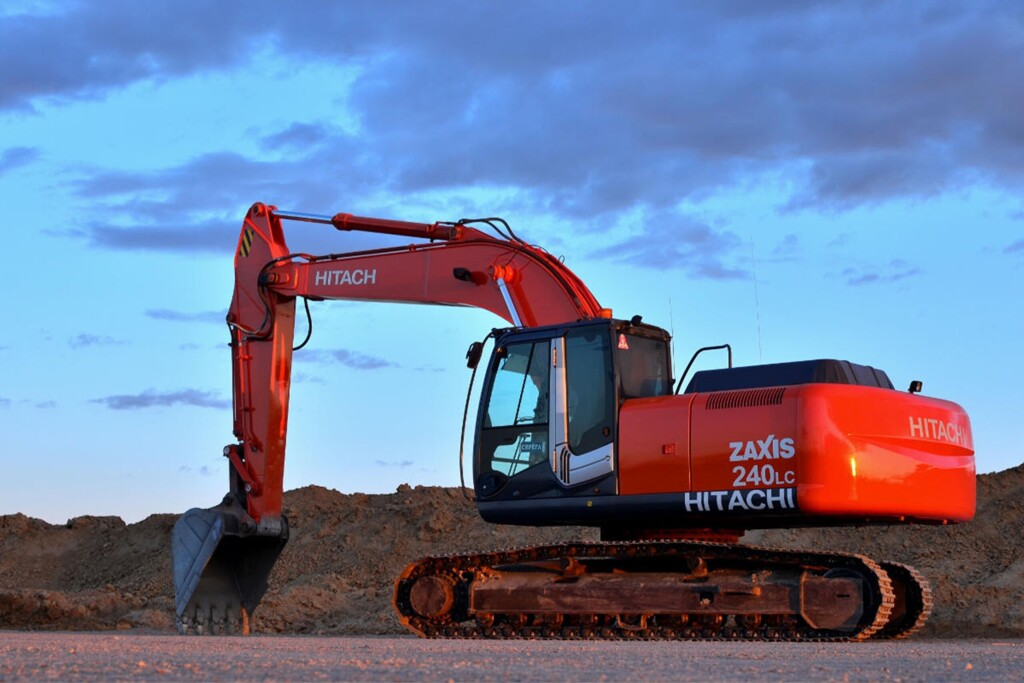 Помаранчевий екскаватор Hitachi Zaxis 240LC.
