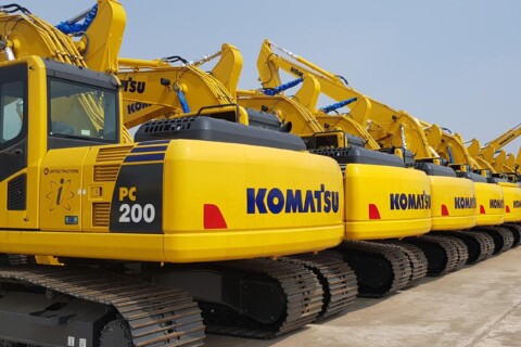 Уряд жовтих екскаваторів Komatsu PC 200, розташованих на майданчику.
