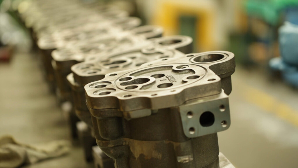 Ряд металевих машинних насосів.