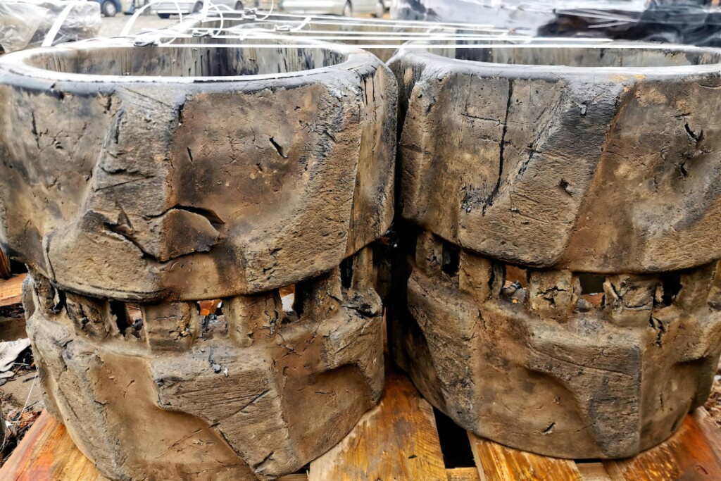 Збільшене зображення сильно зношених гумових гусениць, на яких видно глибокі тріщини та пошкодження.