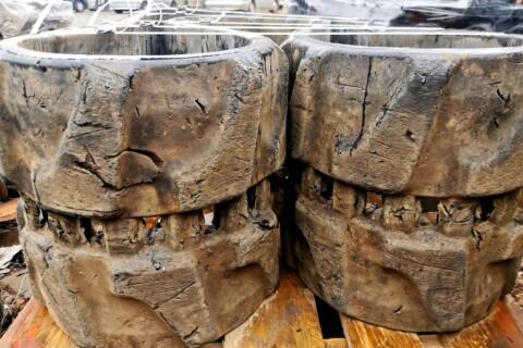 Збільшене зображення сильно зношених гумових гусениць, на яких видно глибокі тріщини та пошкодження.