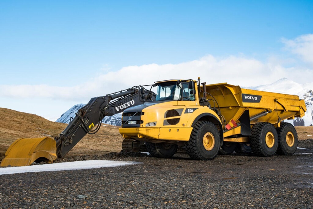 Жовта будівельна вантажівка марки Volvo A35F.