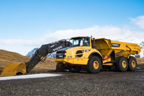 Жовта будівельна вантажівка марки Volvo A35F.