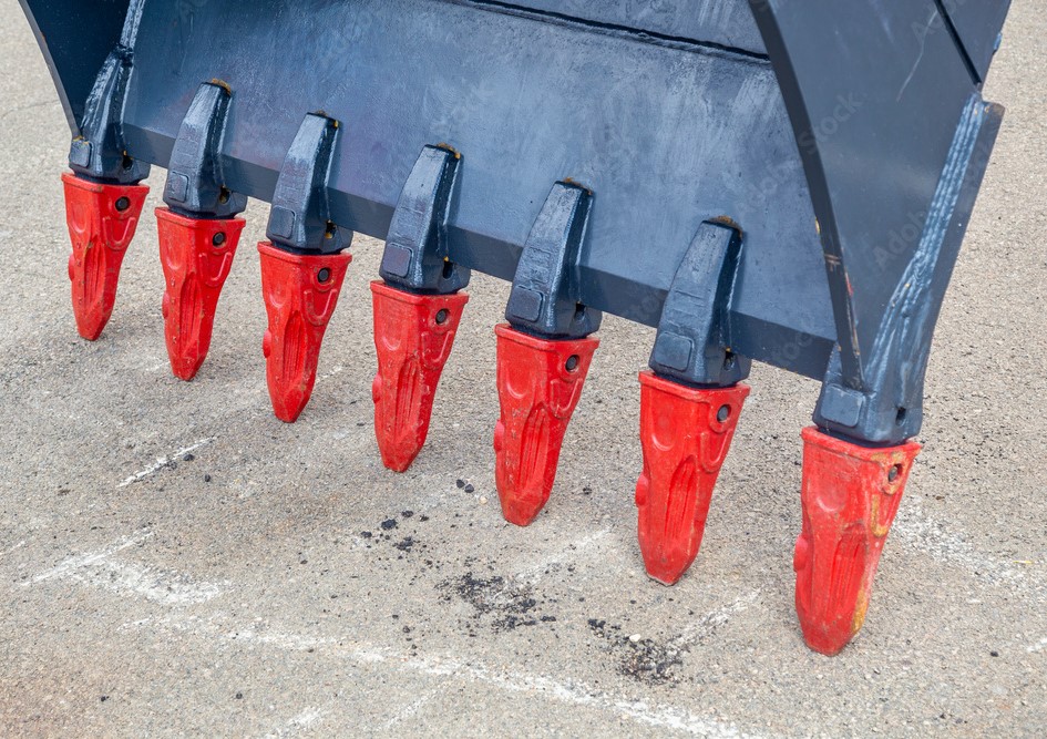 Крупним планом зубці ковша екскаватора.