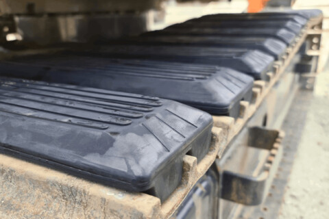 Гумові накладки на гусениці будівельної машини.