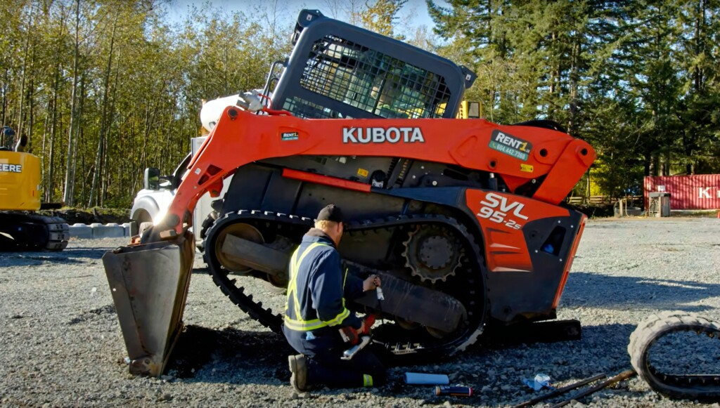 Механік працює над ремонтом гусениць будівельної машини Kubota SVL 95-2s.