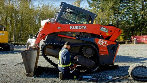 Механік працює над ремонтом гусениць будівельної машини Kubota SVL 95-2s.