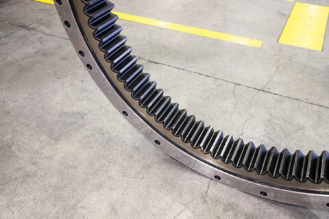 Крупним планом сталевий шарнірний обід.