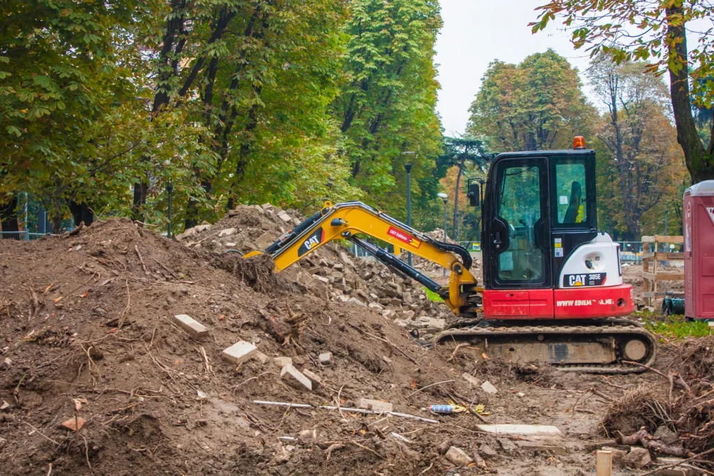 Ціна за годину роботи міні-екскаватора – скільки коштує послуга