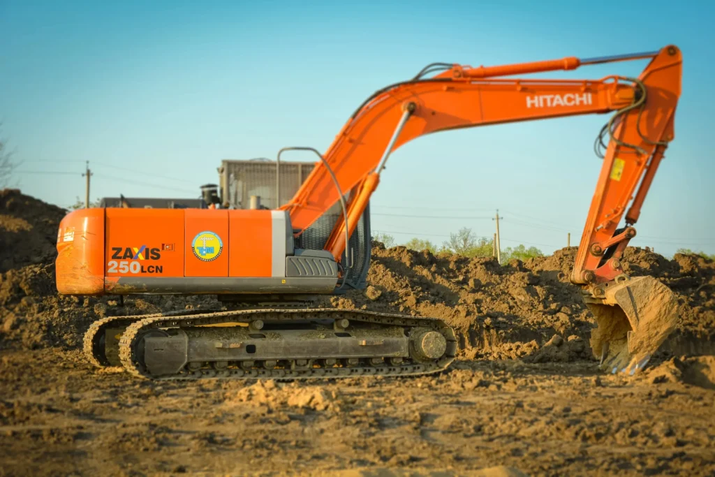 Екскаватор Hitachi ZAXIS 250 LCN на будівельному майданчику