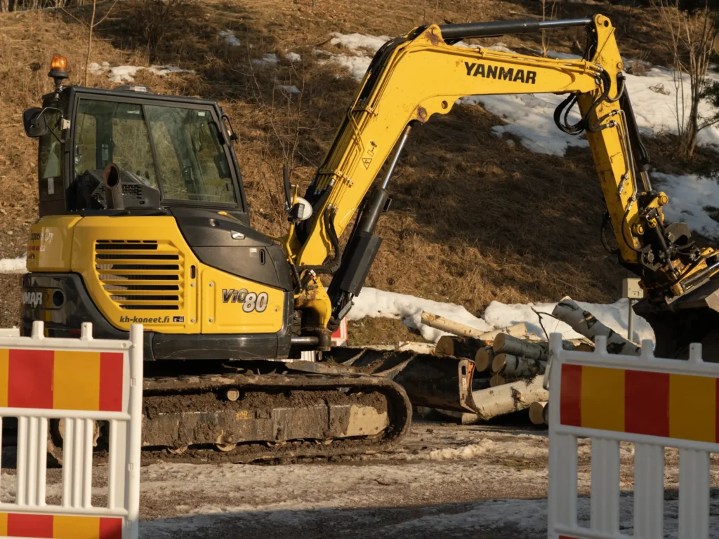 міні-екскаватор Yanmar vio80 на будівельному майданчику