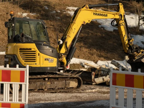 міні-екскаватор Yanmar vio80 на будівельному майданчику