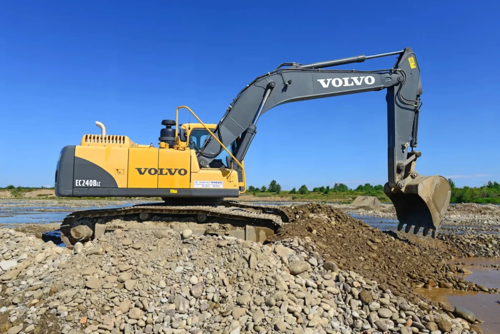 Гусеничний екскаватор Volvo EC240BLC під час роботи на гравійному кар'єрі