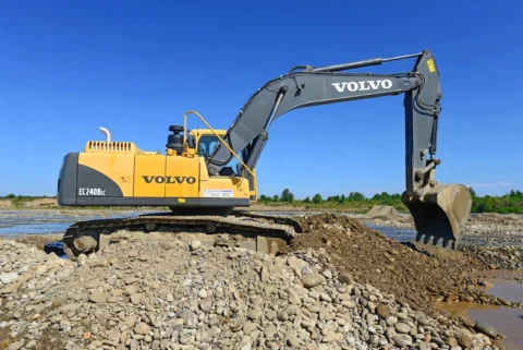 Гусеничний екскаватор Volvo EC240BLC під час роботи на гравійному кар'єрі