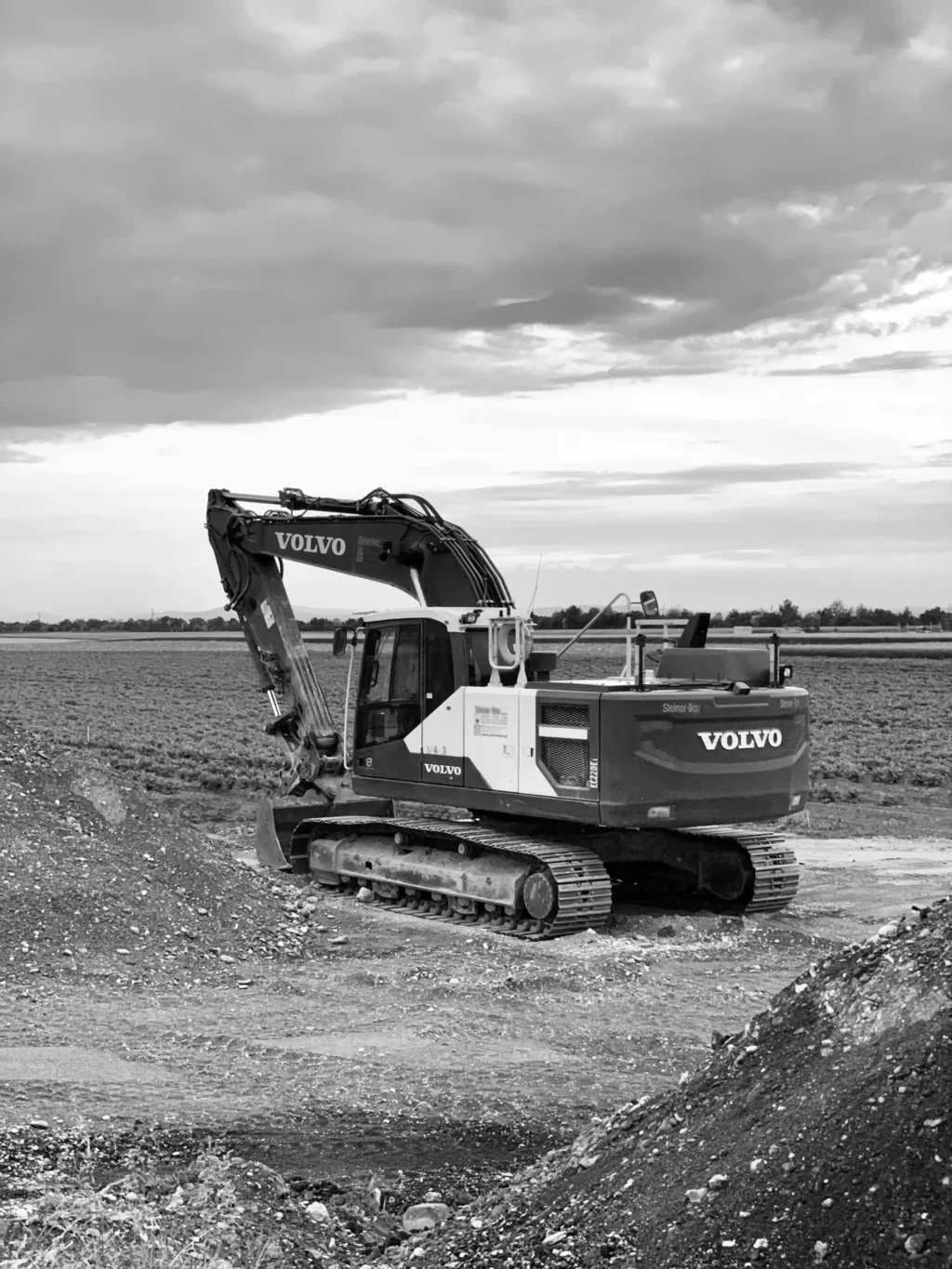 Гусеничний екскаватор Volvo працює на будівельному майданчику