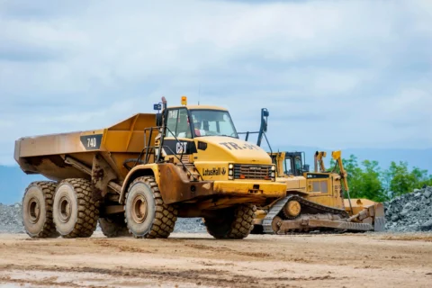 Зчленований самоскид CAT 740