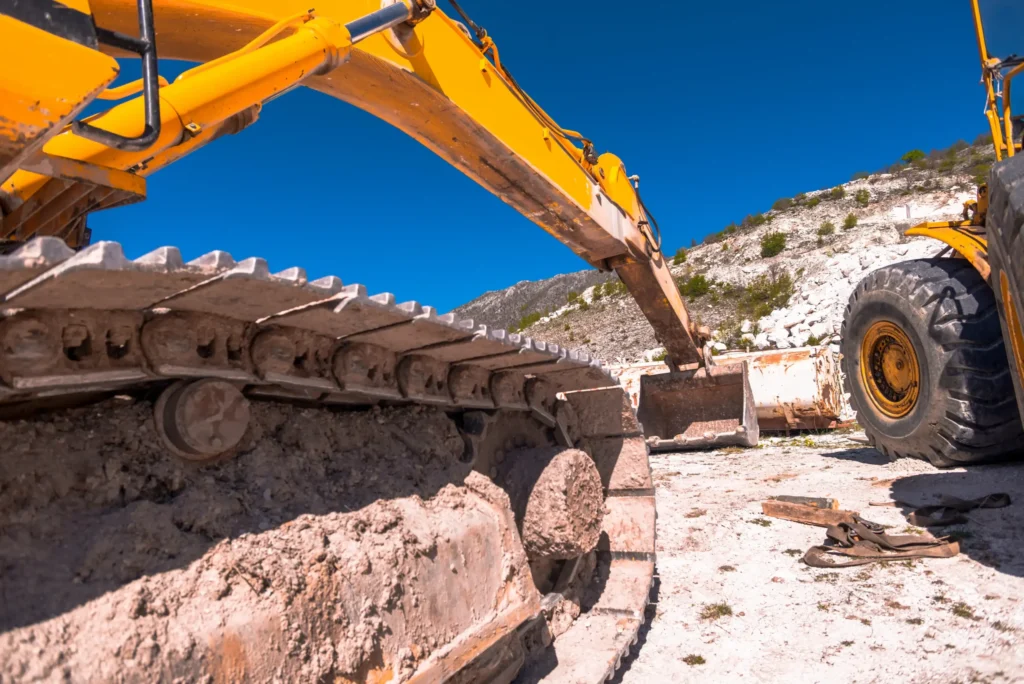 Міні-екскаватор на гусеничному ходу під час земляних робіт – будівельна техніка, що була у використанні
